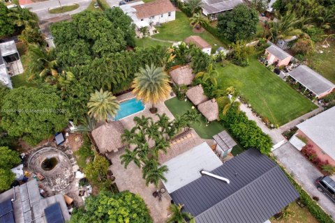 Casa en alquiler en Miami, Florida, 3 dormitorios, 132.57 m2 № 1970131 - foto 2