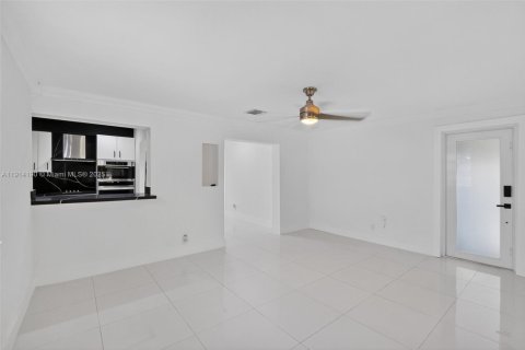Casa en alquiler en Miami, Florida, 3 dormitorios, 132.57 m2 № 1970131 - foto 27