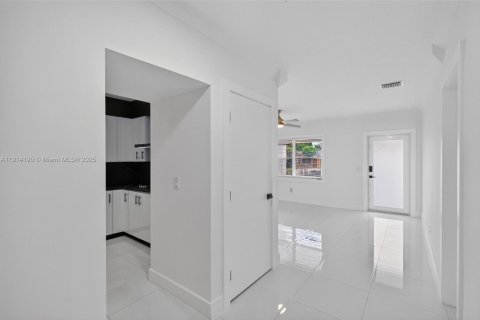 Casa en alquiler en Miami, Florida, 3 dormitorios, 132.57 m2 № 1970131 - foto 19