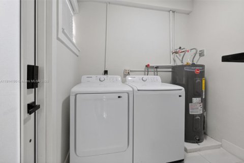 Casa en alquiler en Miami, Florida, 3 dormitorios, 132.57 m2 № 1970131 - foto 28