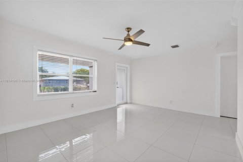 Casa en alquiler en Miami, Florida, 3 dormitorios, 132.57 m2 № 1970131 - foto 5