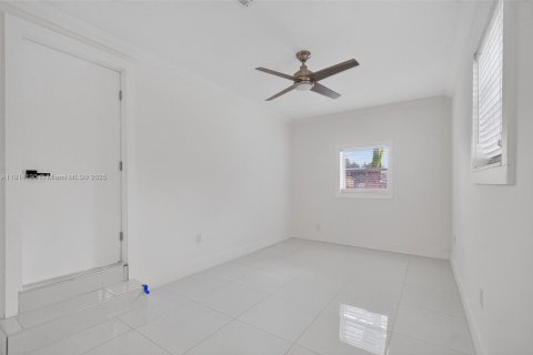 Casa en alquiler en Miami, Florida, 3 dormitorios, 132.57 m2 № 1970131 - foto 16