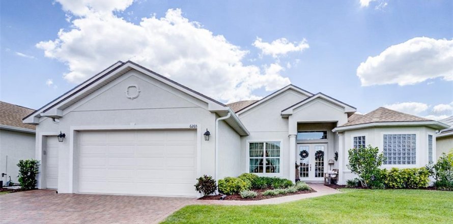 House in Winter Haven, Florida 3 bedrooms, 234.21 sq.m. № 1157339