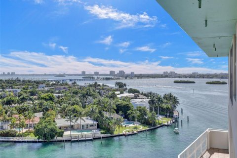 Condominio en alquiler en Bay Harbor Islands, Florida, 1 dormitorio, 88.26 m2 № 1951945 - foto 1