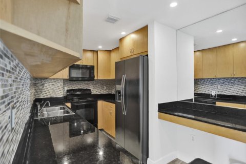 Condominio en alquiler en Bay Harbor Islands, Florida, 1 dormitorio, 88.26 m2 № 1951945 - foto 8