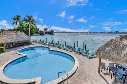 Condominio en alquiler en Bay Harbor Islands, Florida, 1 dormitorio, 88.26 m2 № 1951945 - foto 2