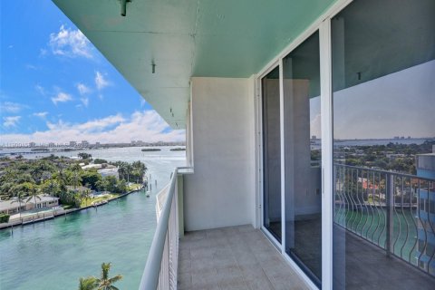 Condominio en alquiler en Bay Harbor Islands, Florida, 1 dormitorio, 88.26 m2 № 1951945 - foto 19