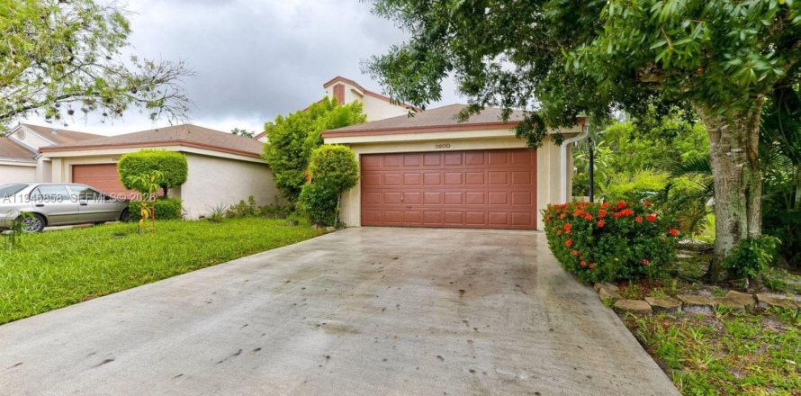 House in Coconut Creek, Florida 3 bedrooms, 160.54 sq.m. № 2003574