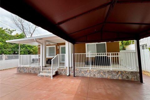 Villa ou maison à louer à Miami, Floride: 2 chambres, 302.77 m2 № 2169320 - photo 3