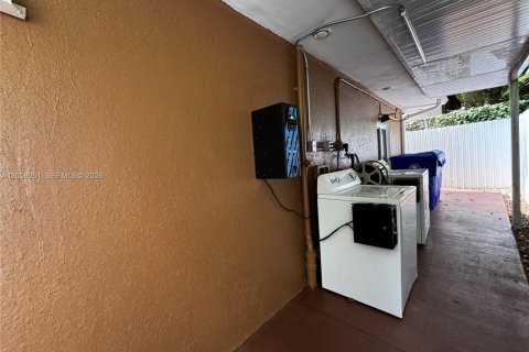 Villa ou maison à louer à Miami, Floride: 2 chambres, 302.77 m2 № 2169320 - photo 30