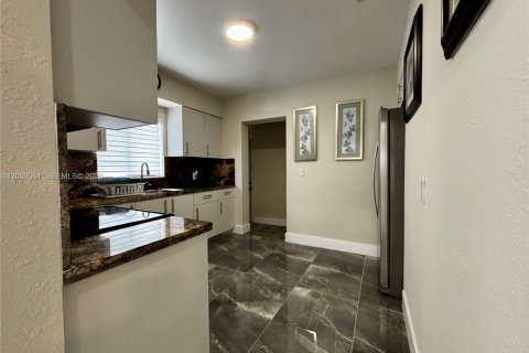 Villa ou maison à louer à Miami, Floride: 2 chambres, 302.77 m2 № 2169320 - photo 16