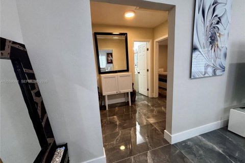 Villa ou maison à louer à Miami, Floride: 2 chambres, 302.77 m2 № 2169320 - photo 18