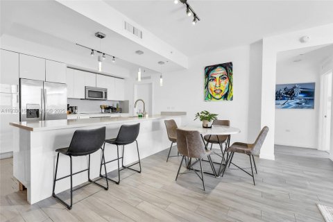 Condo in Miami, Florida, 2 bedrooms  № 1994107 - photo 6