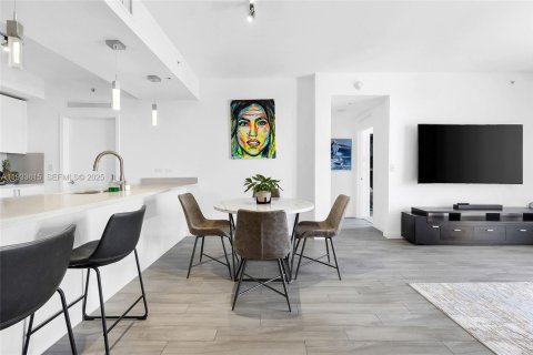 Condo in Miami, Florida, 2 bedrooms  № 1994107 - photo 2