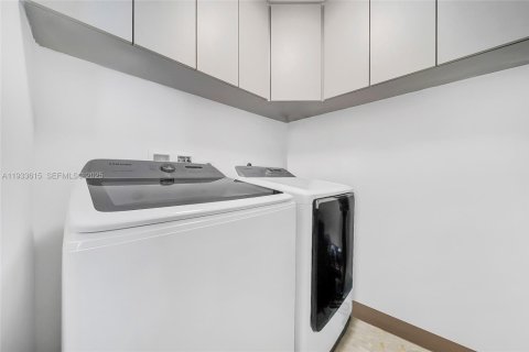 Condo in Miami, Florida, 2 bedrooms  № 1994107 - photo 15