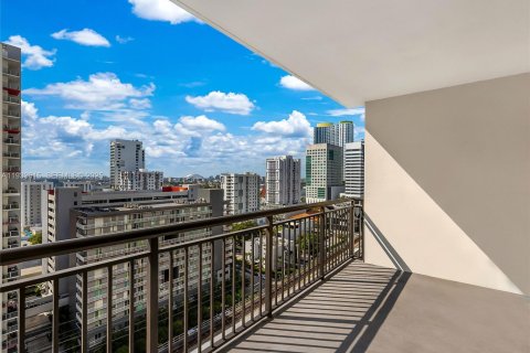 Condo in Miami, Florida, 2 bedrooms  № 1994107 - photo 17