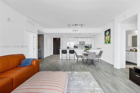 Condo in Miami, Florida, 2 bedrooms  № 1994107 - photo 9