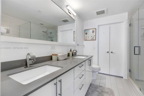 Condo in Miami, Florida, 2 bedrooms  № 1994107 - photo 12