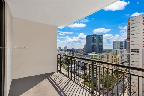 Condo in Miami, Florida, 2 bedrooms  № 1994107 - photo 16