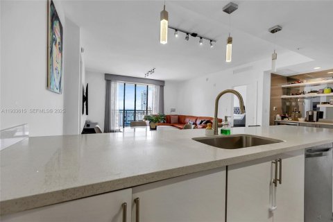 Condo in Miami, Florida, 2 bedrooms  № 1994107 - photo 5