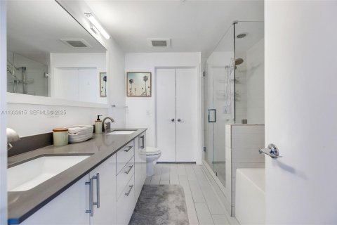Condo in Miami, Florida, 2 bedrooms  № 1994107 - photo 11