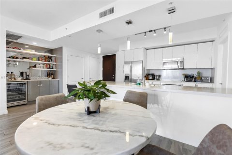 Condo in Miami, Florida, 2 bedrooms  № 1994107 - photo 7