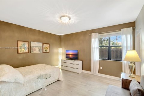 Condo in Doral, Florida, 2 bedrooms  № 1875499 - photo 13