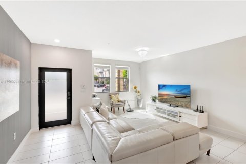Condo in Doral, Florida, 2 bedrooms  № 1875499 - photo 3