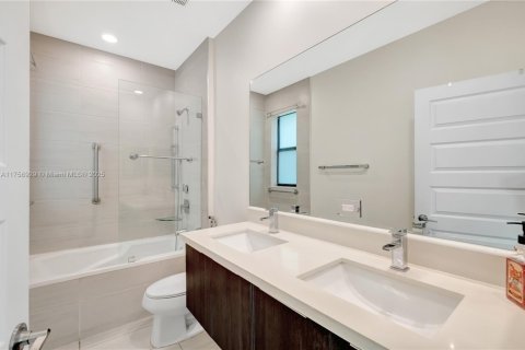 Condo in Doral, Florida, 2 bedrooms  № 1875499 - photo 19