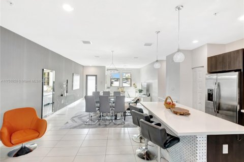 Condo in Doral, Florida, 2 bedrooms  № 1875499 - photo 10