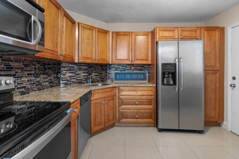 Condo in Lauderhill, Florida, 2 bedrooms  № 1462784 - photo 1
