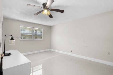 Condo in Lauderhill, Florida, 2 bedrooms  № 1462784 - photo 9