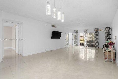 Condo in Lauderhill, Florida, 2 bedrooms  № 1462784 - photo 4