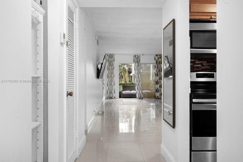 Condo in Lauderhill, Florida, 2 bedrooms  № 1462784 - photo 3