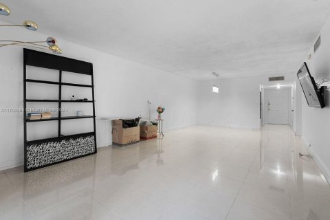 Condo in Lauderhill, Florida, 2 bedrooms  № 1462784 - photo 7