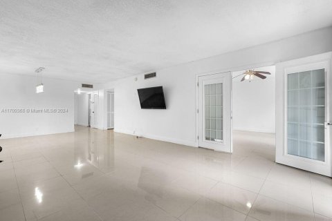 Condo in Lauderhill, Florida, 2 bedrooms  № 1462784 - photo 6