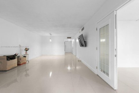 Condo in Lauderhill, Florida, 2 bedrooms  № 1462784 - photo 5