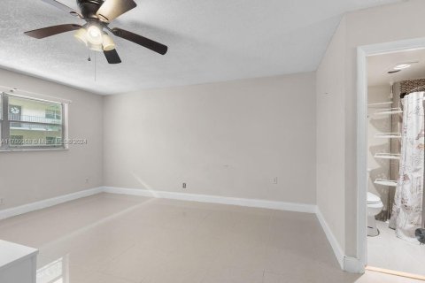 Condo in Lauderhill, Florida, 2 bedrooms  № 1462784 - photo 8
