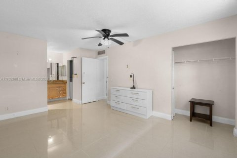 Condo in Lauderhill, Florida, 2 bedrooms  № 1462784 - photo 10