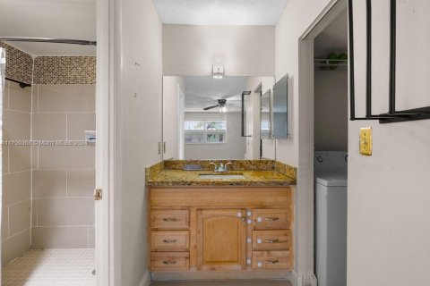 Condo in Lauderhill, Florida, 2 bedrooms  № 1462784 - photo 11