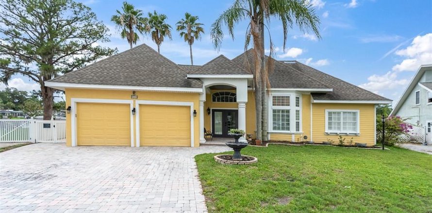 House in New Port Richey, Florida 3 bedrooms, 232.53 sq.m. № 1774824