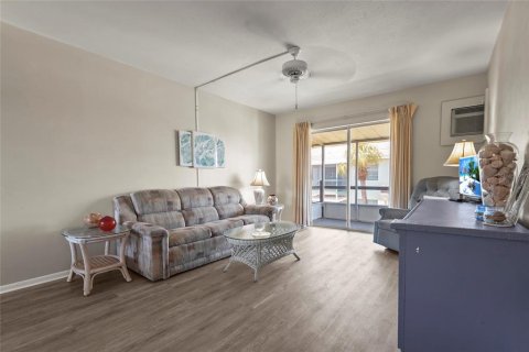 Condo in Bradenton, Florida, 1 bedroom  № 1884059 - photo 11
