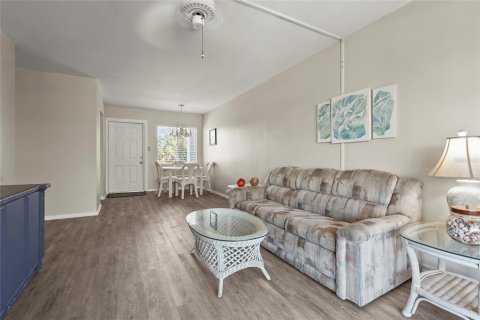 Condo in Bradenton, Florida, 1 bedroom  № 1884059 - photo 9