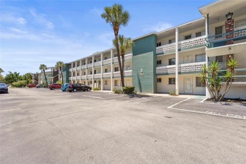Condo in Bradenton, Florida, 1 bedroom  № 1884059 - photo 25