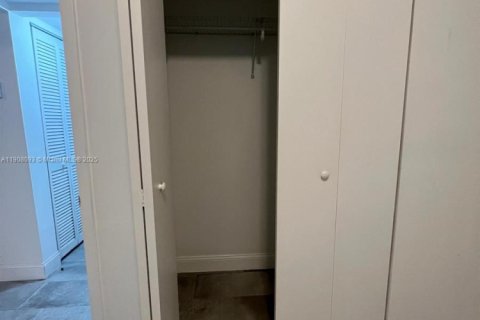 Apartment in Miami, Florida 2 bedrooms, 69.68 sq.m. № 1967765 - photo 1