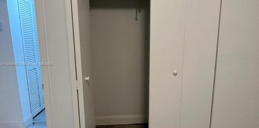 Apartment in Miami, Florida 2 bedrooms, 69.68 sq.m. № 1967765