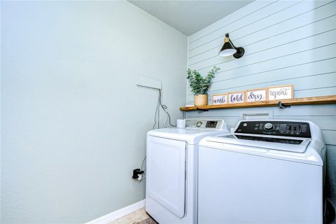 Townhouse in Brandon, Florida 3 bedrooms, 214.6 sq.m. № 2198949 - photo 25