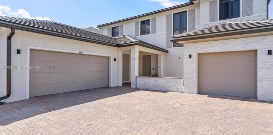 Villa ou maison à Miramar, Floride 4 chambres, 378.39 m2 № 1945109