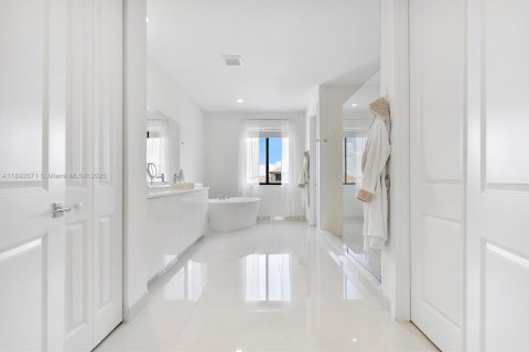 Villa ou maison à vendre à Miramar, Floride: 4 chambres, 378.39 m2 № 1945109 - photo 11
