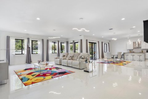 Villa ou maison à vendre à Miramar, Floride: 4 chambres, 378.39 m2 № 1945109 - photo 2